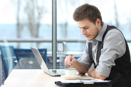 Photos Pensive man stirring coffee in a bar
