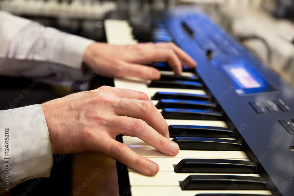 Obraz premium pianists hands and piano keyboard