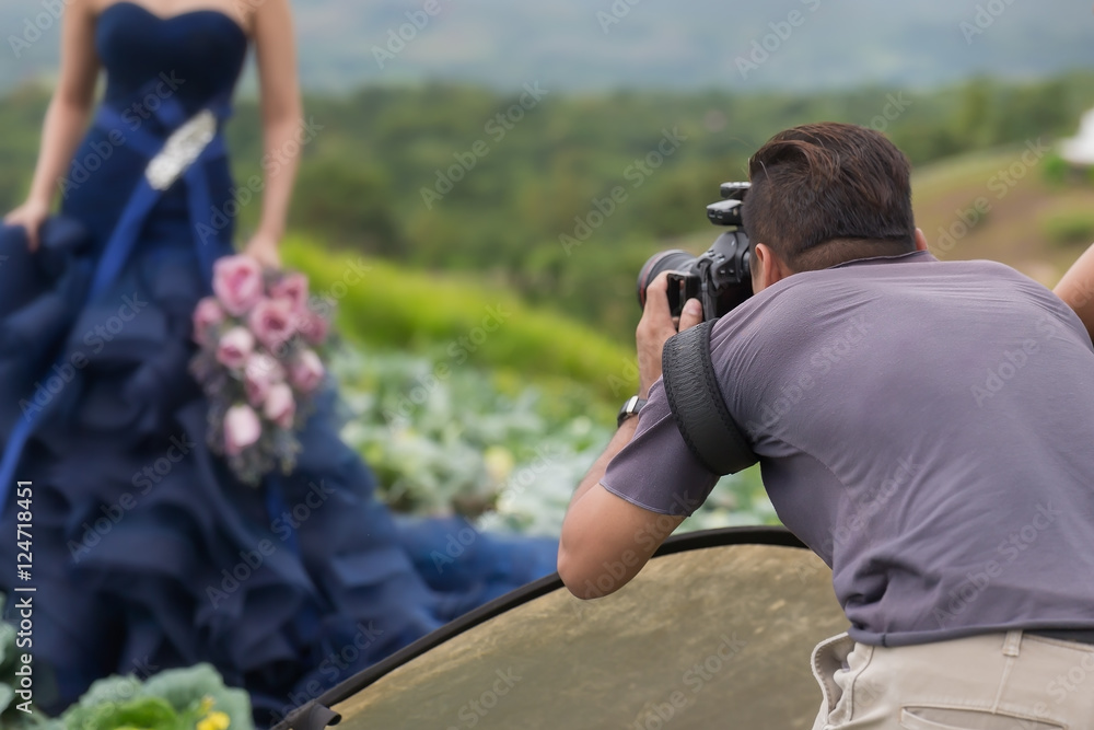 wedding photographer in action wedding photographer in action