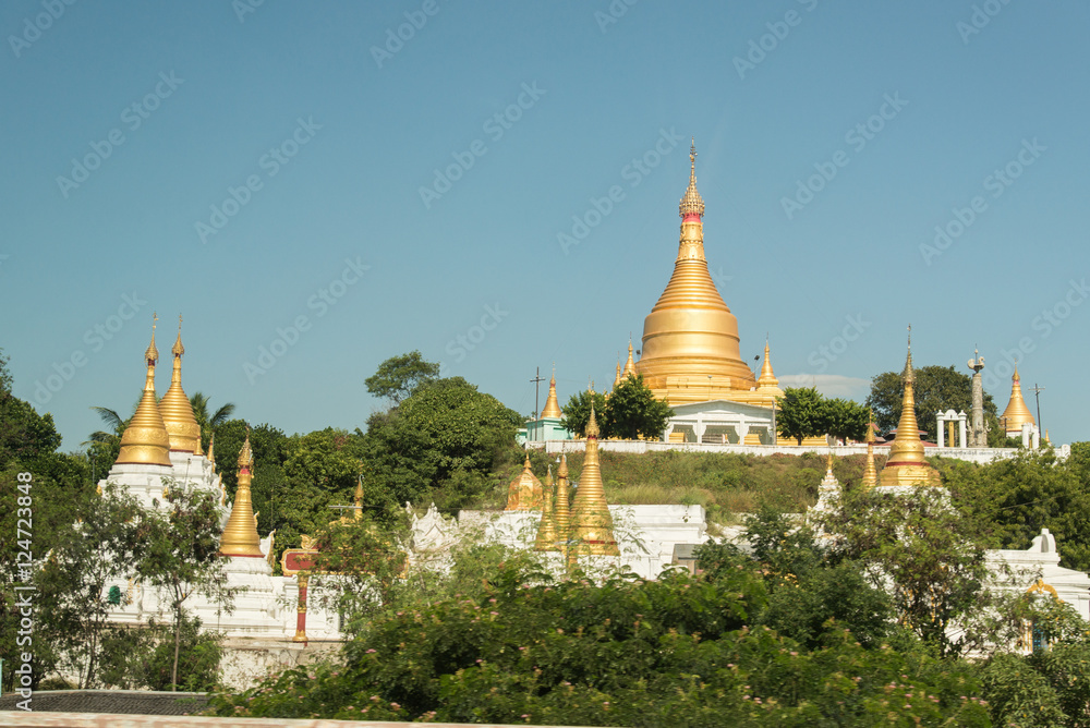 Près de Mandalay, bel ensemble de stupas dans une pagode