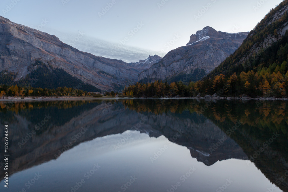 Lac de montagne en automne