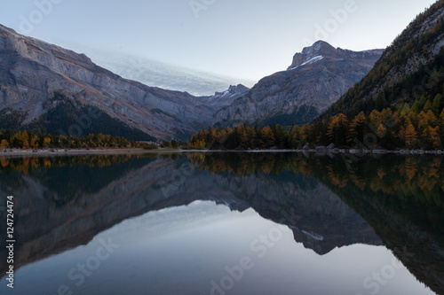 Lac de montagne en automne
