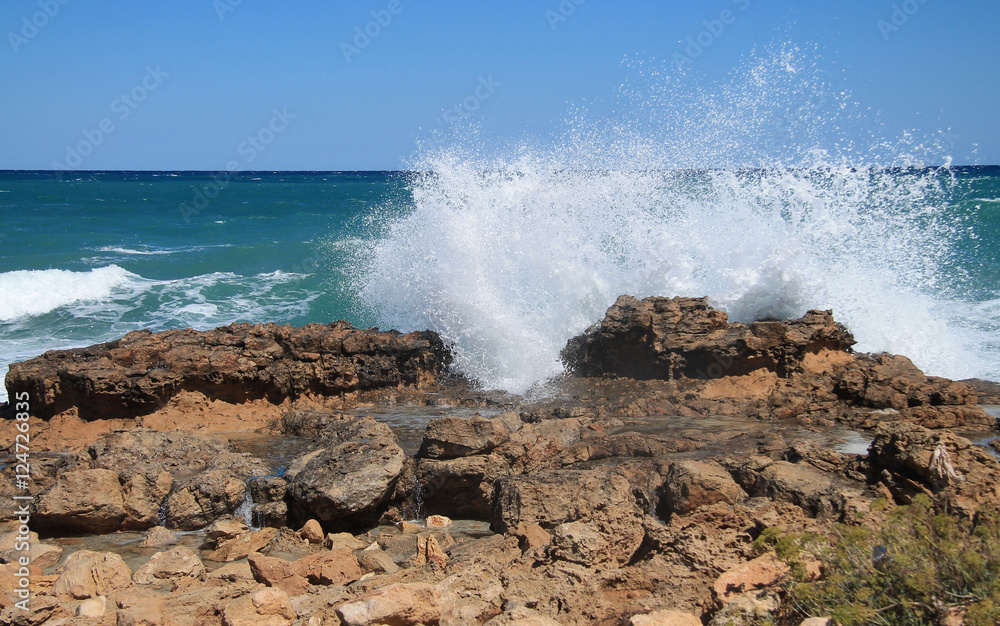 Морская волна разбивающаяся о камни