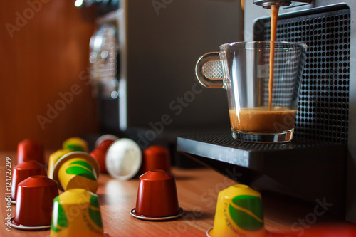Una tazza di caffe con capsule colorati photo