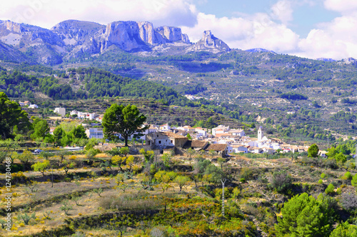 montañas y vistas desde el pueblo del castell de guadalest en alicante valencia