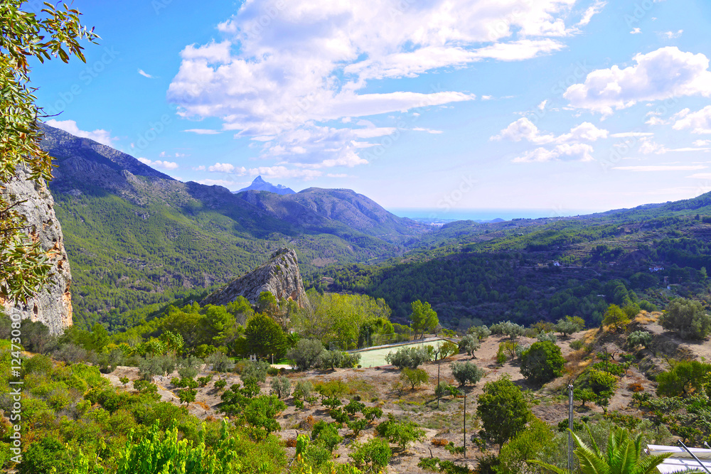 montañas y vistas desde el pueblo del castell de guadalest en alicante valencia