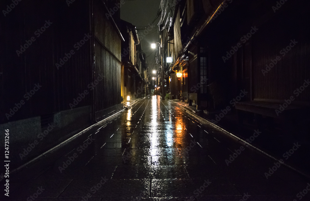 Naklejka premium Ulica Kioto w deszczową noc (dzielnica Gion).