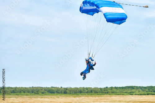 Парашютист приземляется на высокой скорости на парашюте