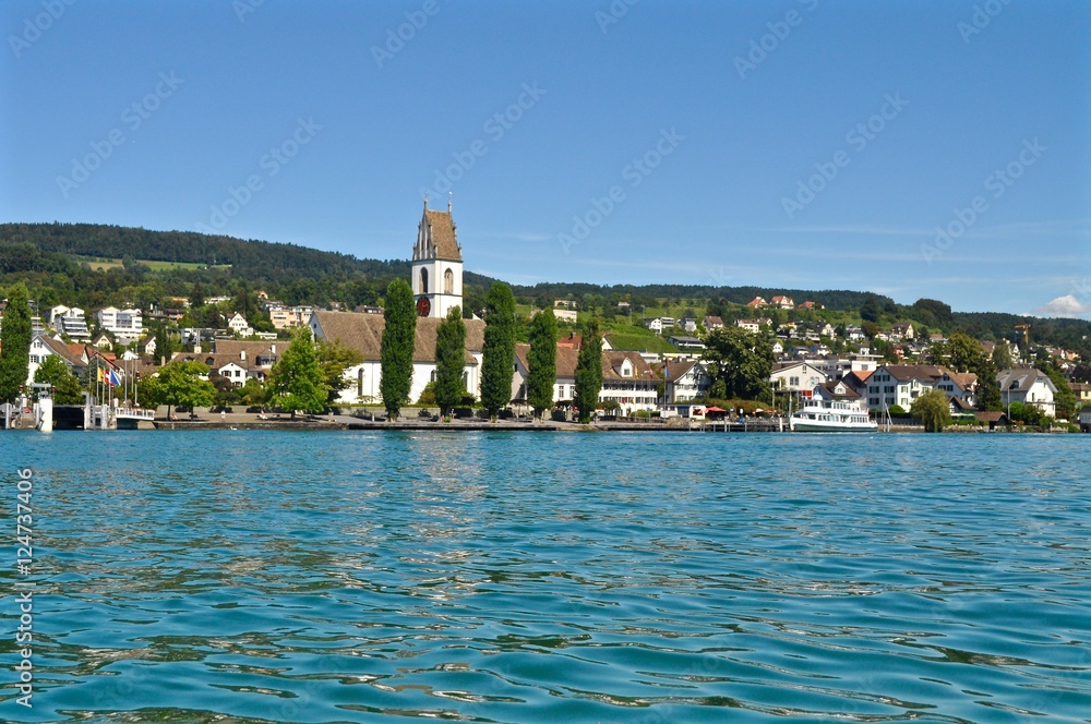 Stadt Meilen mit Kirche am Zürichsee, Schweiz