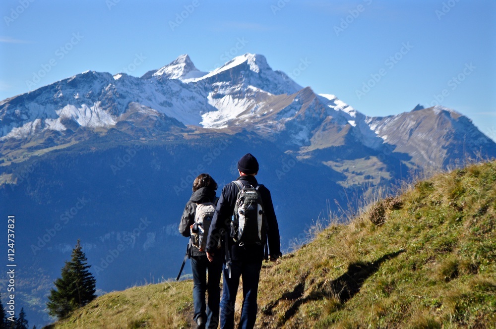 Mann und Frau oder Paar auf Bergtour in den Schweizer Alpen. Berge mit schneebedeckten Bergspitzen