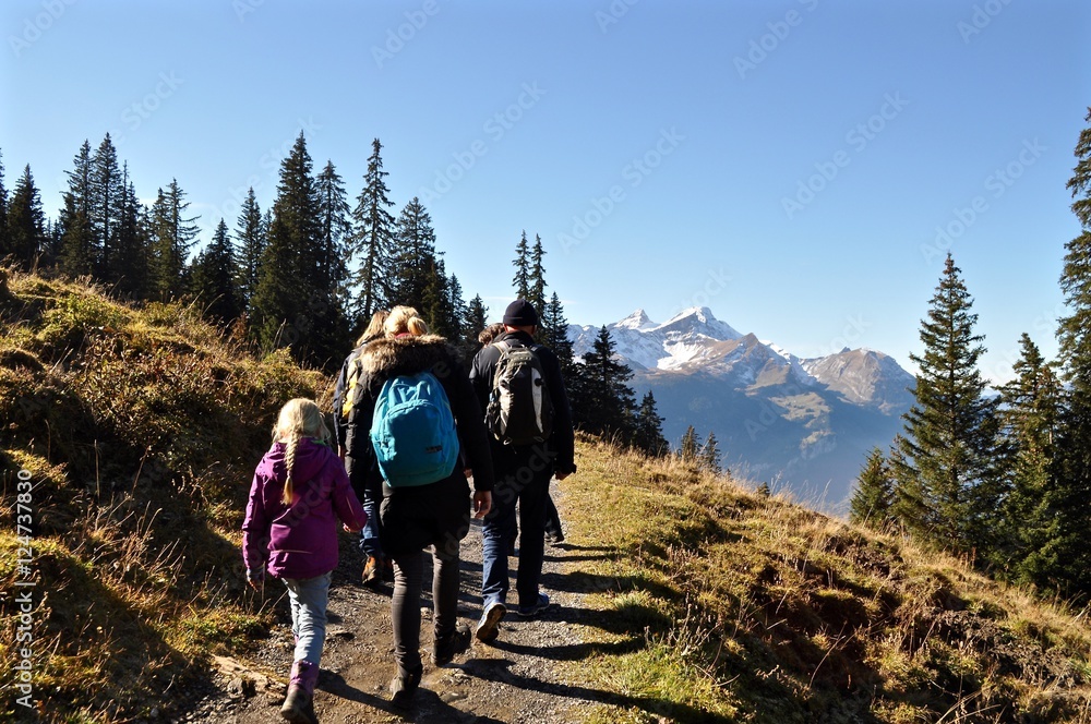 Familie am Wandern in den Bergen der Schweiz