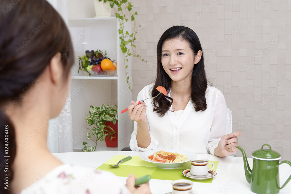 食事を楽しむ女性