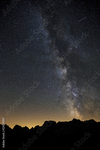 Meravigliosa Via Lattea con stella cadente sulle montagne delle Dolomiti photo
