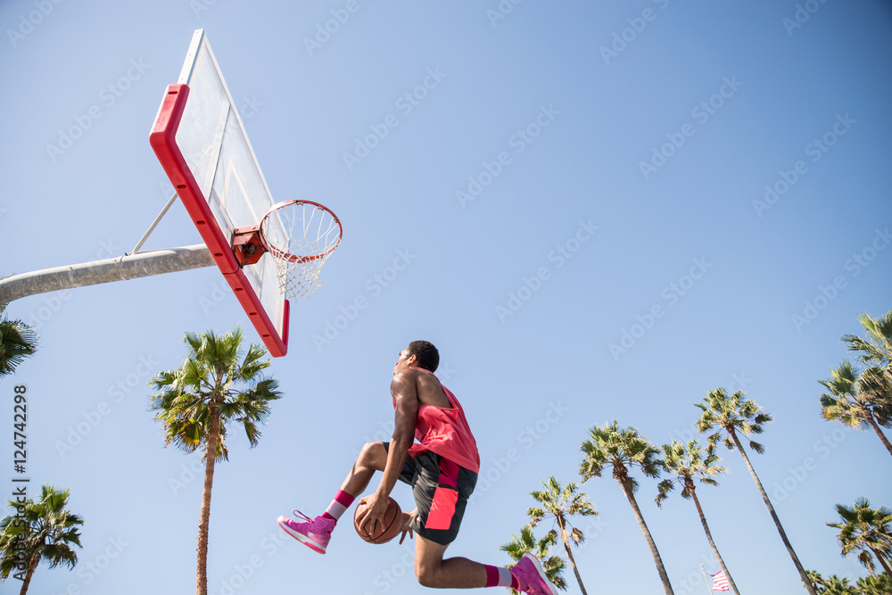 Naklejka premium Baketball player making a dunk