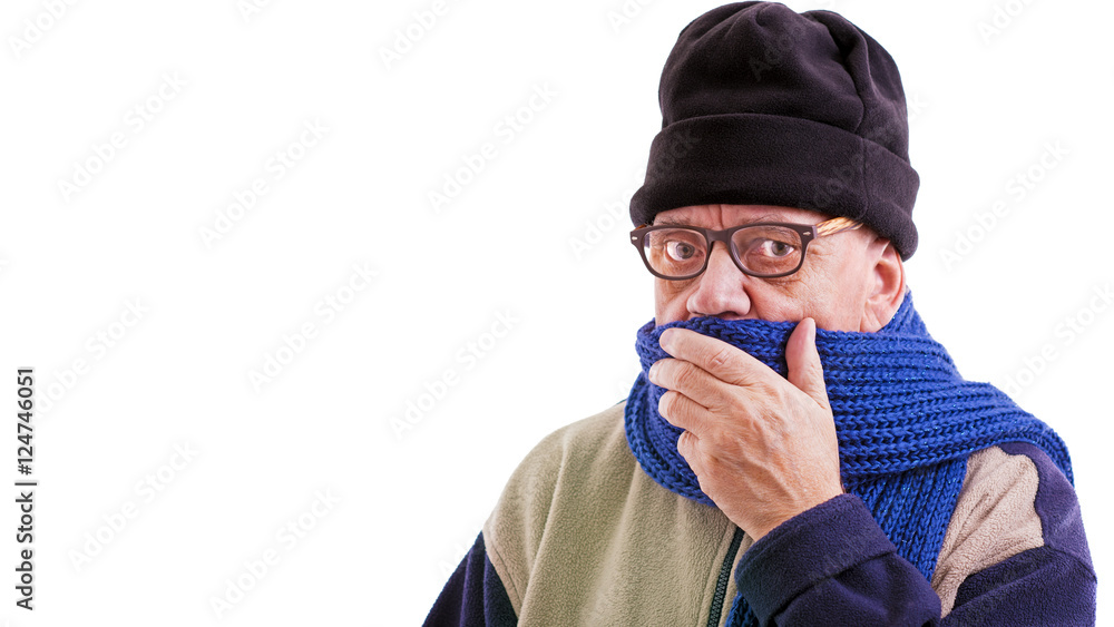 portrait homme avec écharpe et bonnet sur fond blanc portrait homme avec écharpe et bonnet sur fond blanc