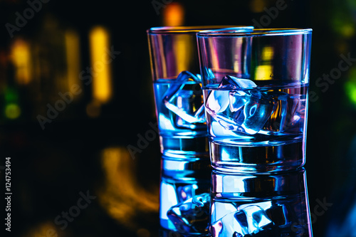 Photo Two glasses of vodka with ice closeup