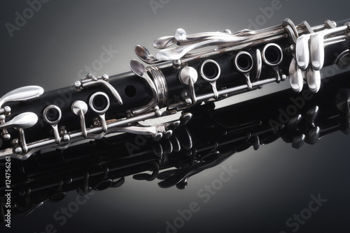 Corpo di un clarinetto si bemolle isolato su sfondo scuro photo