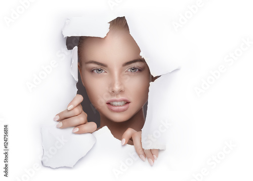 Obraz na płótnie woman with emotions viewing through a hole in paper w salonie