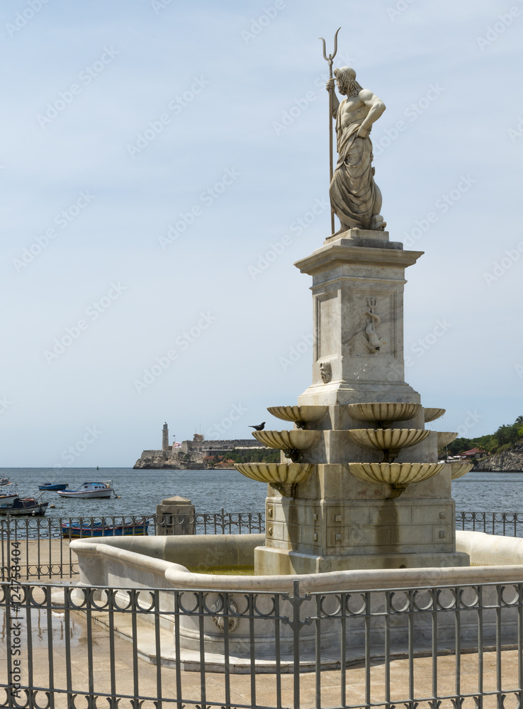 Kuba, Havanna; Statue an der Hafeneinfahrt. Im Hintergrund  