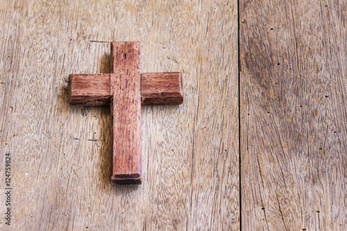 Photography the wooden cross on wooden background with copy space
