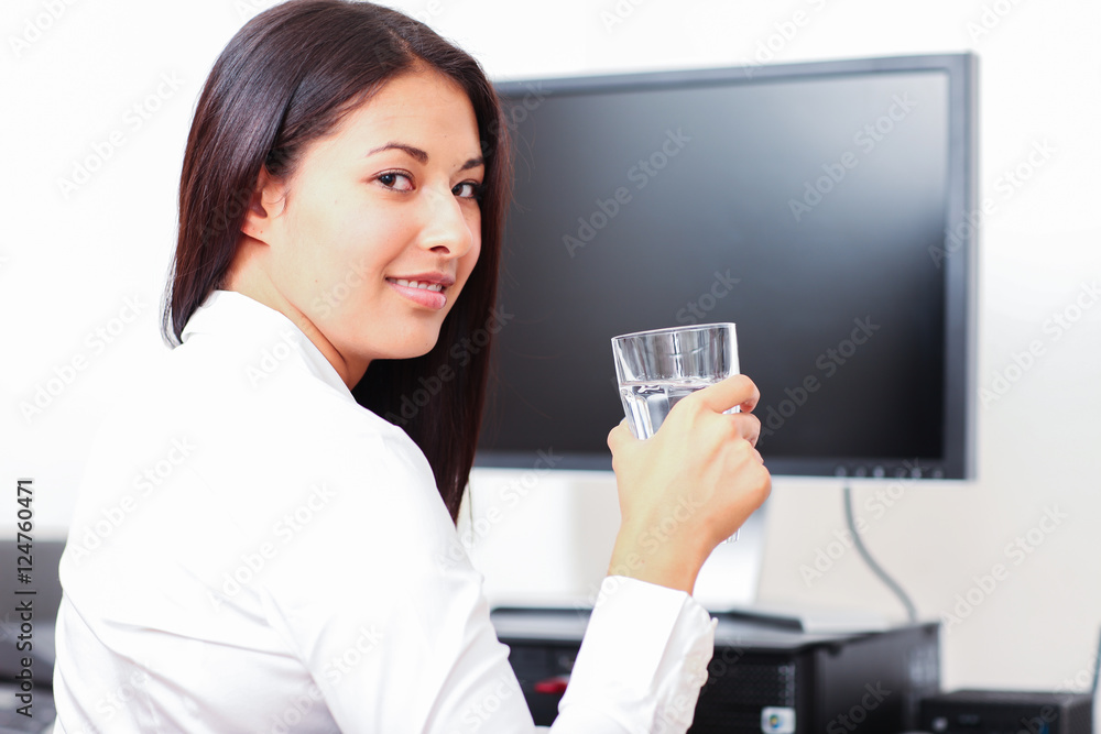Frau mit Glas Wasser Frau mit Glas Wasser