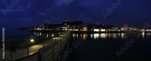 Friedrichshafen bei Nacht 