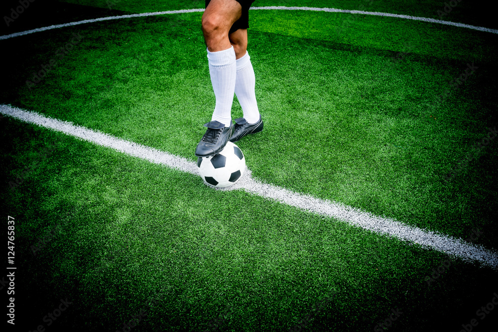 Obraz premium Soccer player ready to play at kick off point in soccer field.