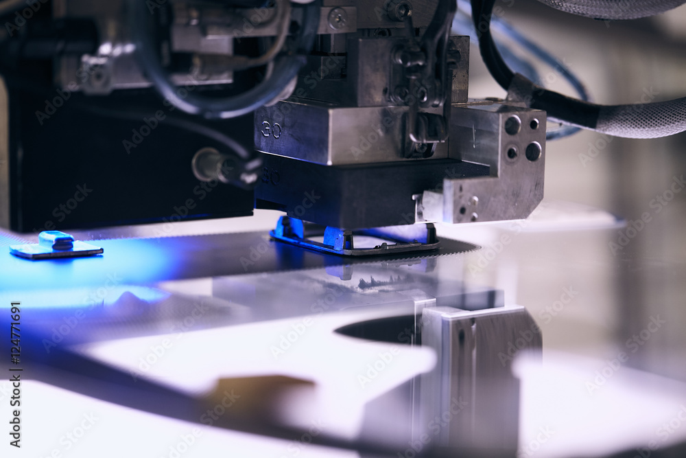 maquina colocando una pieza con luz azul de precision maquina colocando una pieza con luz azul de precision