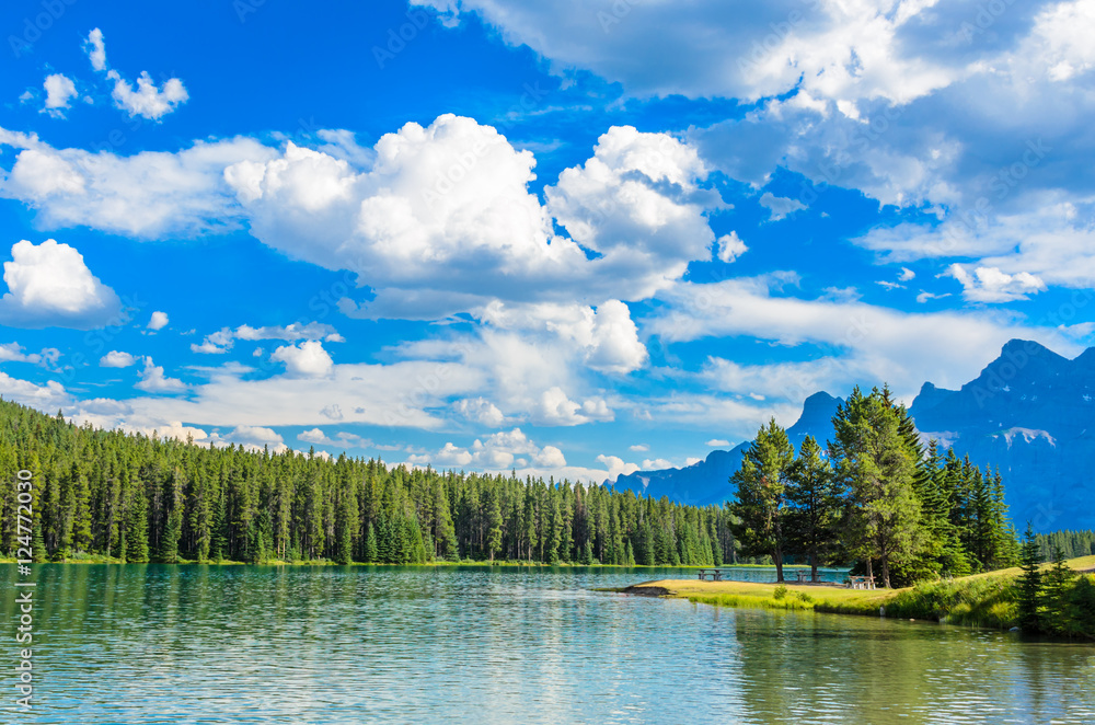 Obraz premium Majestic mountain lake in Canada.