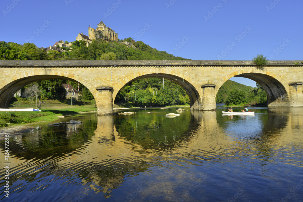 Sur la Dordogne au pont de Castelnaud la Chapelle (24250), département de la Dordogne, en région Nouvelle-Aquitaine, France