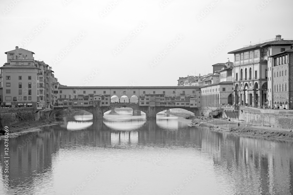Obraz premium ponte-vecchio n arno river