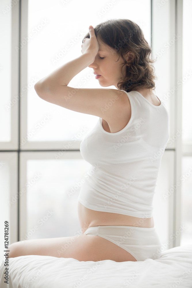 Pregnant woman having migraine
