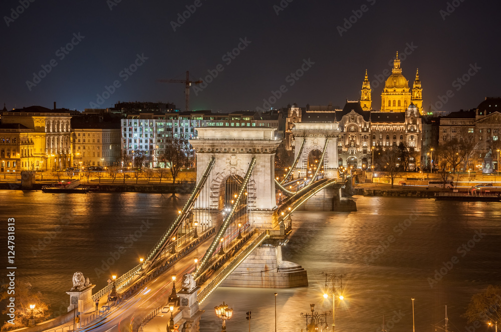 Obraz premium Night View of the Szechenyi Chain Bridge and church St. Stephen's in Budapest