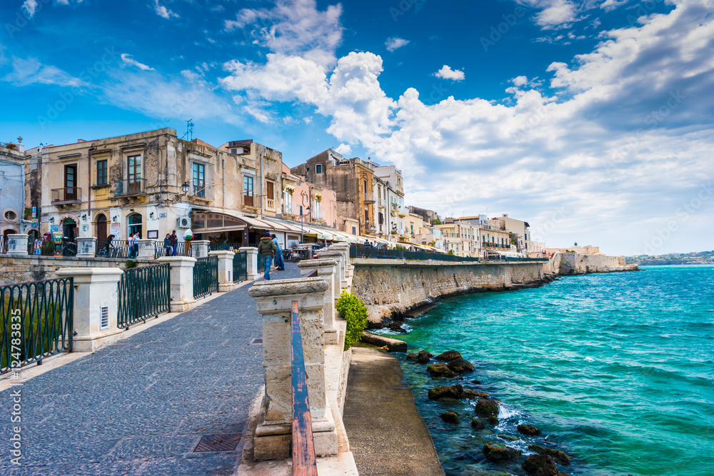 Fototapeta premium Wybrzeże wyspy Ortygia w mieście Syrakuzy, Sycylia, Włochy. Piękne zdjęcie podróżnicze Sycylii.