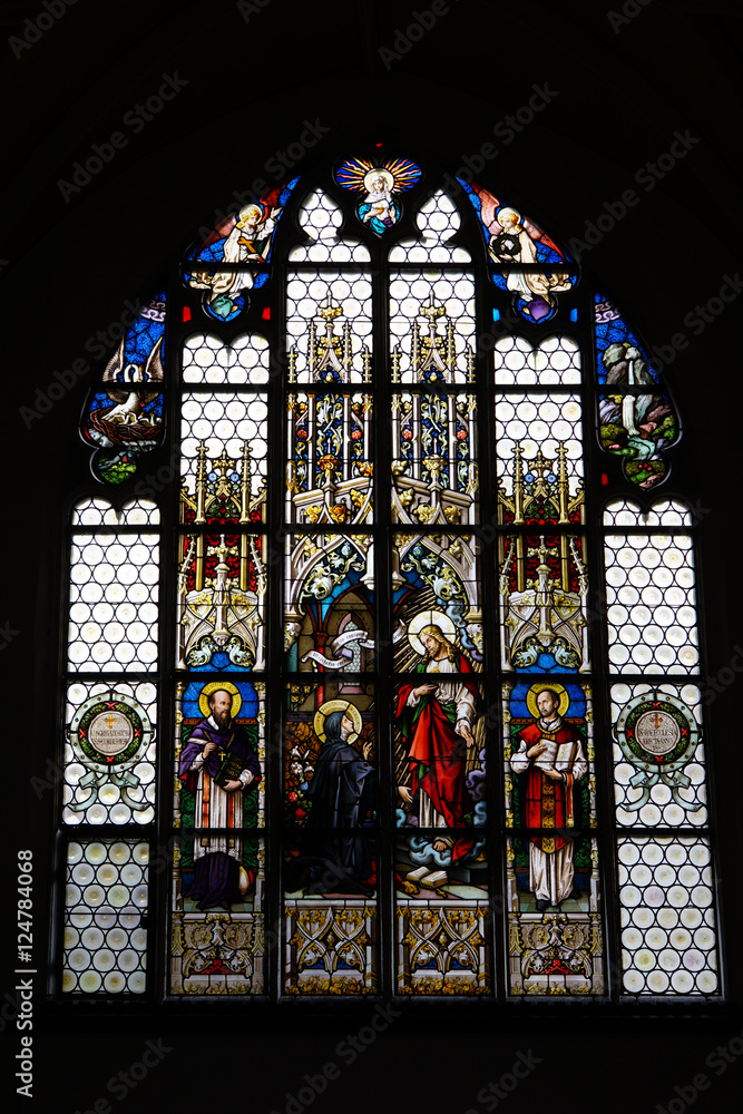 Kunstvolles Kirchenfenster in Sankt Jodok