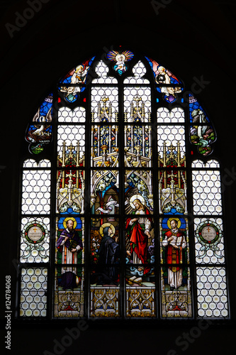 Kunstvolles Kirchenfenster in Sankt Jodok