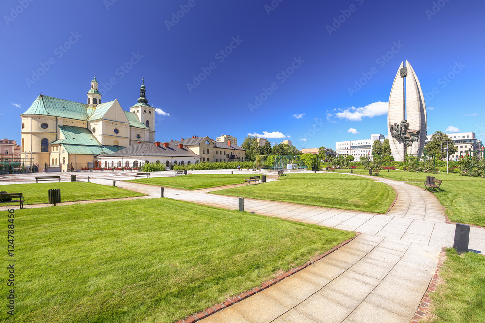 Fototapeta Rzeszow / Skwer miejski z widokiem na bazylikę