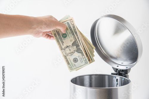 Fotografie throwing away dollar in trashcan