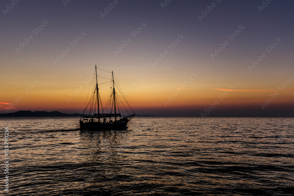 Doppelmast Segelschiff vor untergehender Sonne auf dem Meer