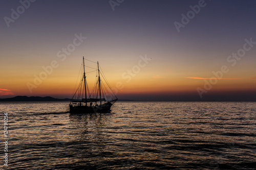 Doppelmast Segelschiff vor untergehender Sonne auf dem Meer