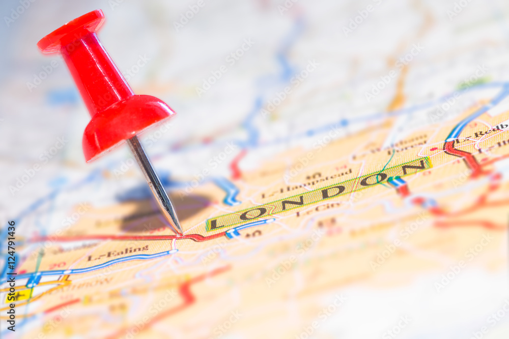 Obraz premium Pin indicates the destination on the road map - London (UK)