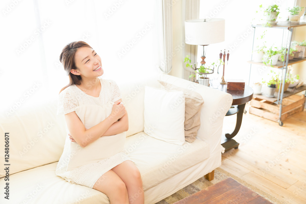 部屋でリラックスする女性 部屋でリラックスする女性