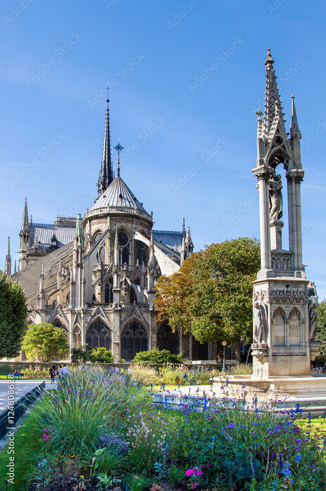 Obraz premium Garden at back side of Notre Dame de Paris