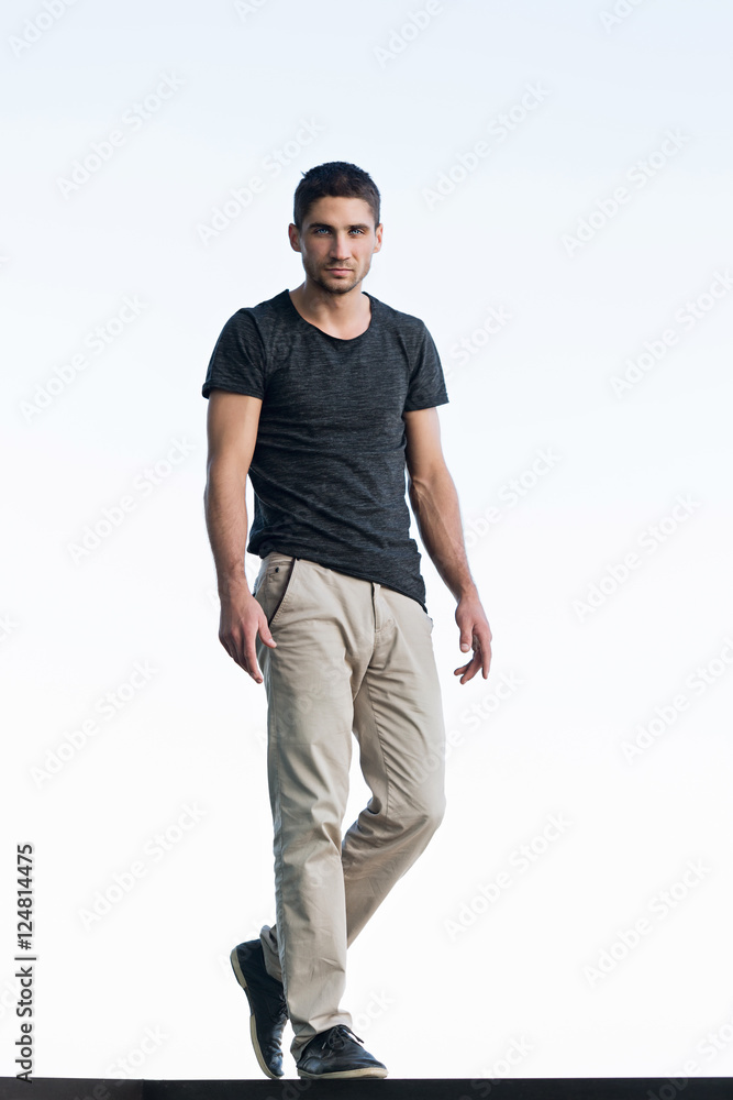 Naklejka premium Athletic man on the sky background.