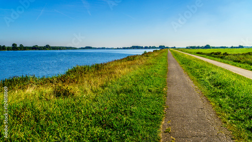 Quadro em tela TStraight bicycle path over the dike along the the bird sanctuary of Veluwemeer