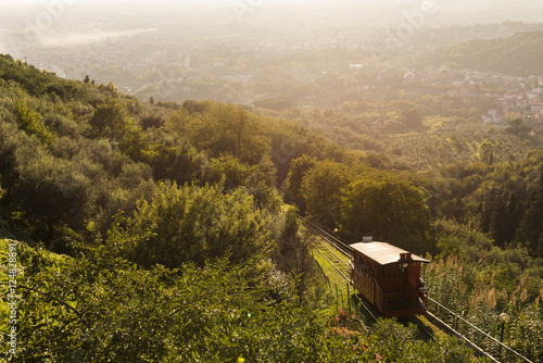 Vista panoramica della Funicolare da Montecatini Alto che sale verso la stazione durante un caldo tramonto.