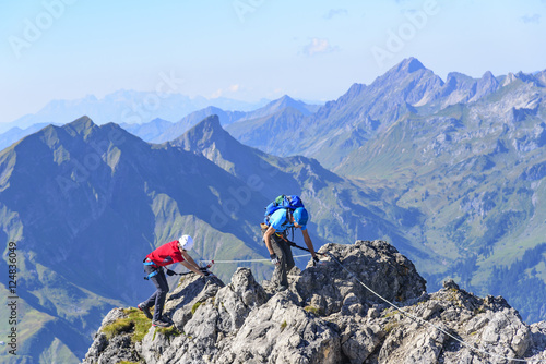 Klettern am Klettersteig im Gipfelbereich photo