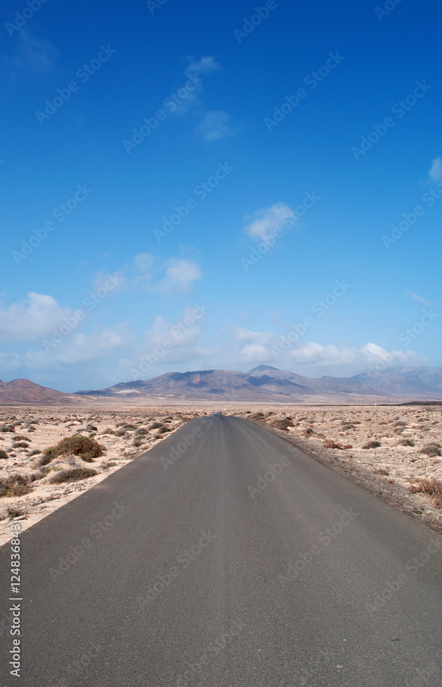 Fuerteventura, Isole Canarie: il paesaggio dell'isola visto dalla strada che porta a Punta de Jandia il 6 settembre 2016