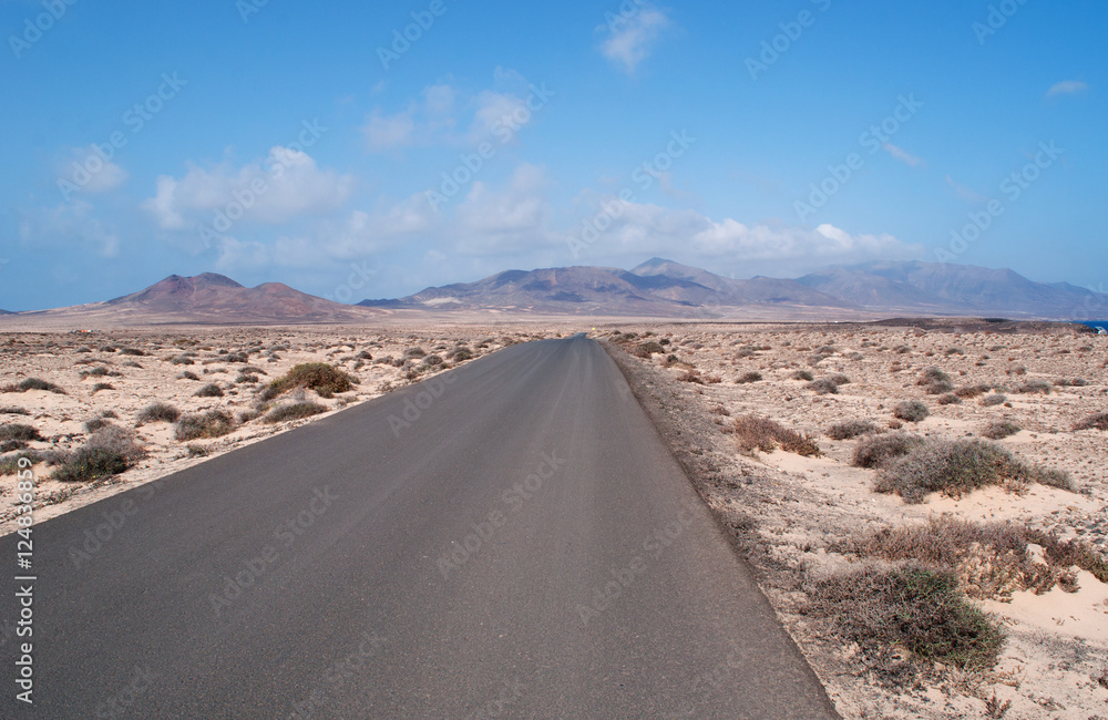 Fuerteventura, Isole Canarie: il paesaggio dell'isola visto dalla strada che porta a Punta de Jandia il 6 settembre 2016