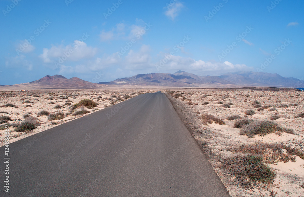 Fuerteventura, Isole Canarie: il paesaggio dell'isola visto dalla strada che porta a Punta de Jandia il 6 settembre 2016 Fuerteventura, Isole Canarie: il paesaggio dell'isola visto dalla strada che porta a Punta de Jandia il 6 settembre 2016